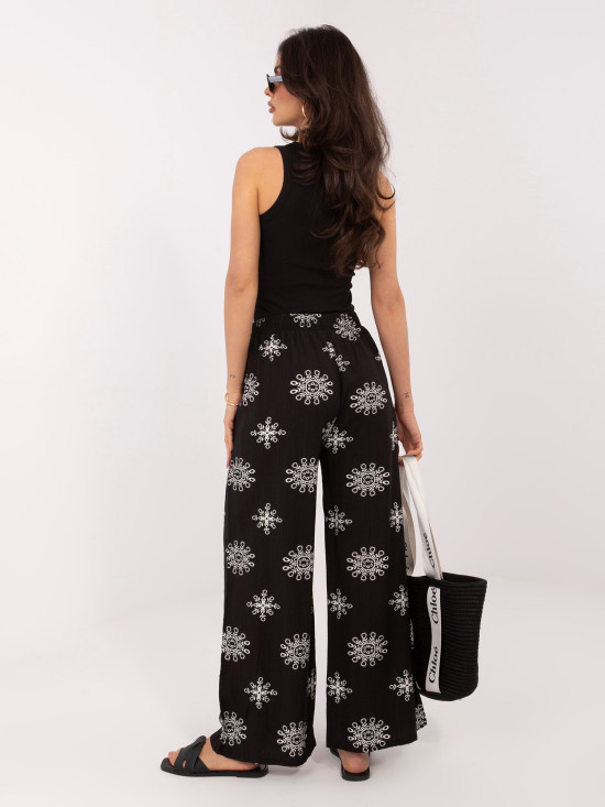 Fekete színű mintás palazzo nadrág övvel