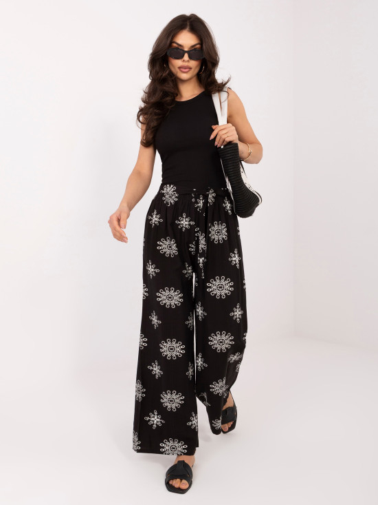 Fekete színű mintás palazzo nadrág övvel