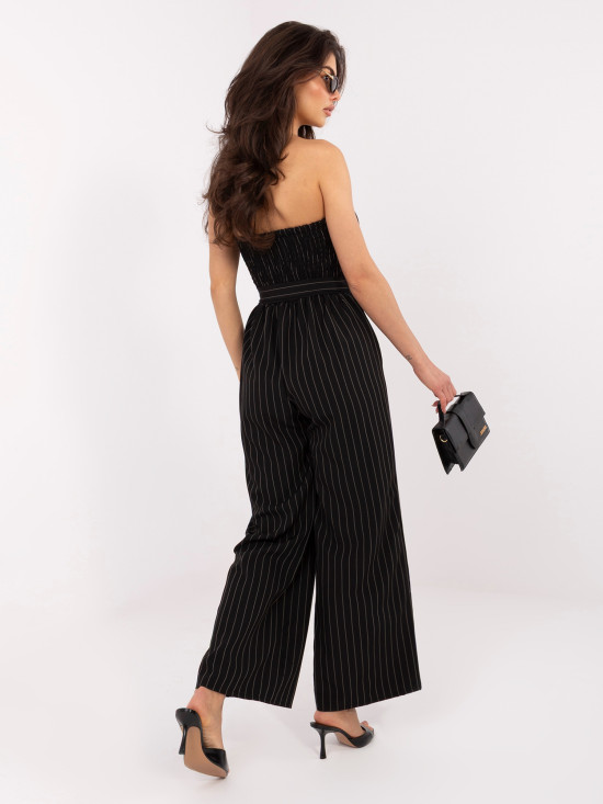 Fekete színű csíkos overál övvel