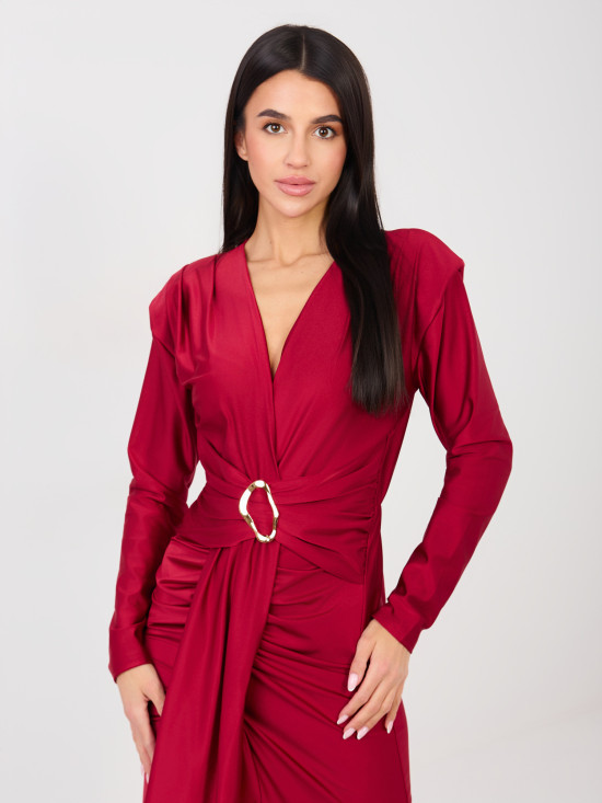 Elegáns piros színű ruha hosszú ujjal és átlapolt dekoltázzsal