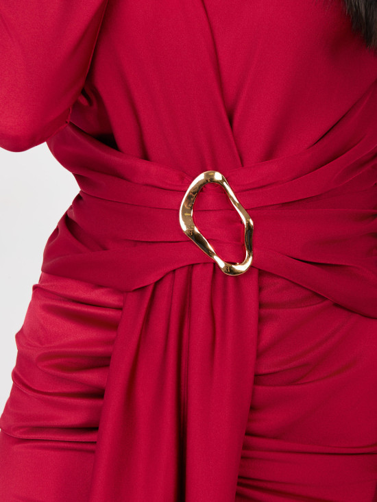 Elegáns piros színű ruha hosszú ujjal és átlapolt dekoltázzsal