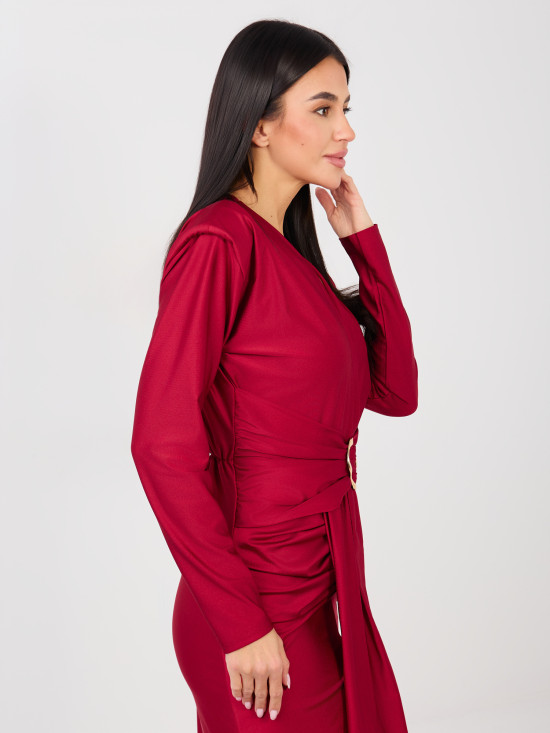 Elegáns piros színű ruha hosszú ujjal és átlapolt dekoltázzsal