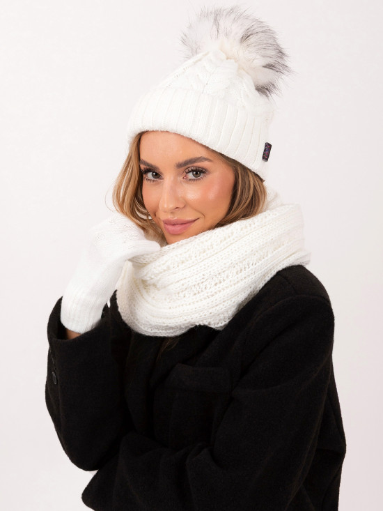 Téli szett pomponnal ekrü színben