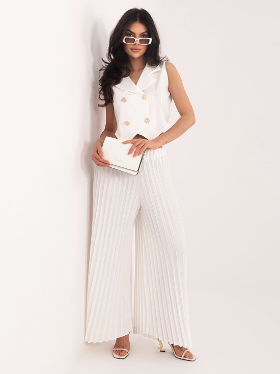 Elegáns ekrü színű szett – mellény és nadrág