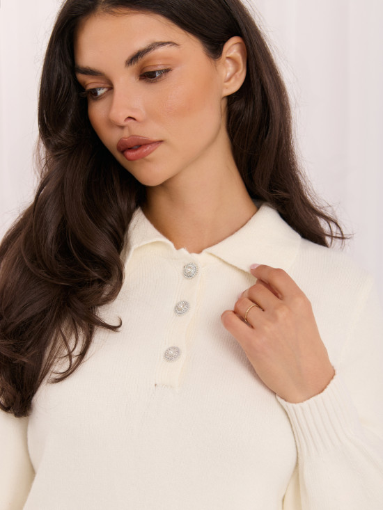 Elegáns ekrü színű pulóver gallérral és gombokkal