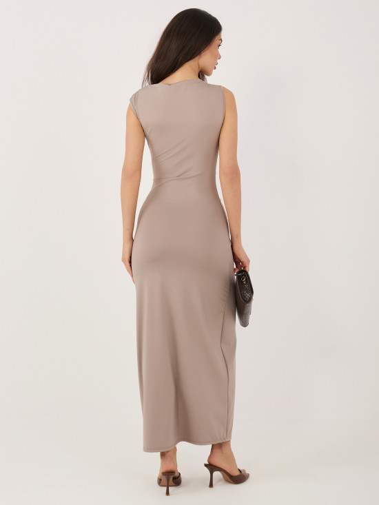 Elegáns sötétbézs színű midi ruha vízesés nyakkivágással