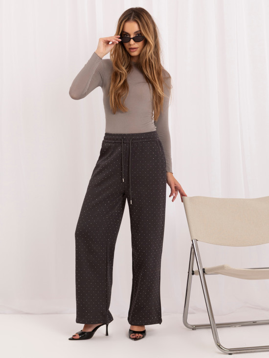 Grafitszürke színű bő szárú melegítőnadrág applikációval