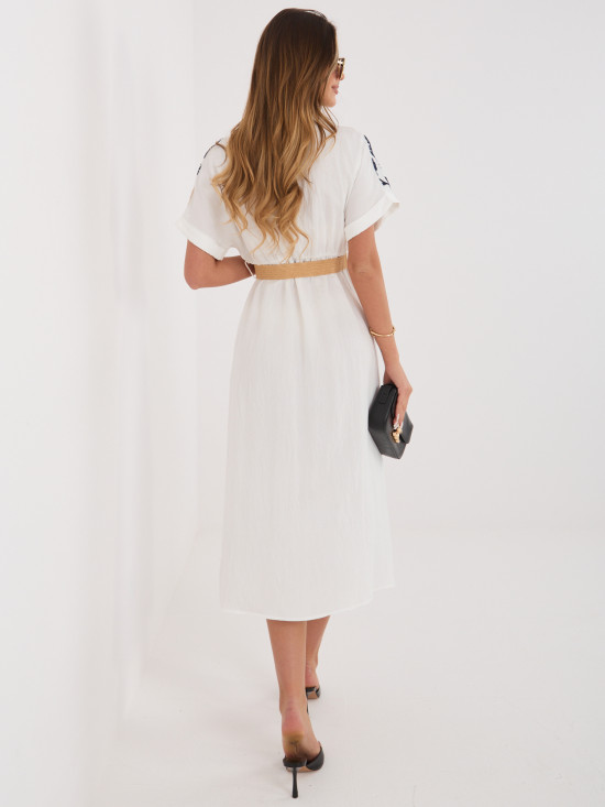 Fehér-sötétkék színű hímzett, öves midi ingruha