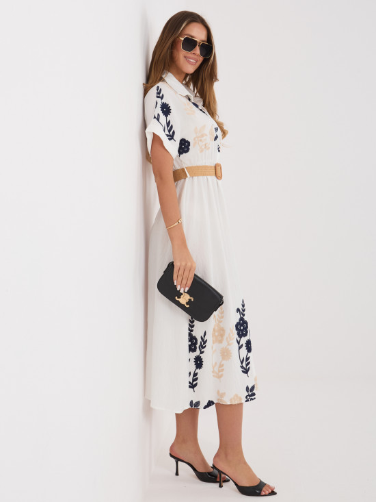 Fehér-sötétkék színű hímzett, öves midi ingruha