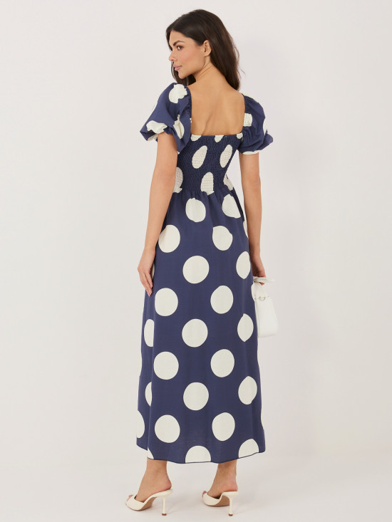 Maxi ruha pöttyös mintával és vállat szabadon hagyó nyakkivágással - sötétkék színű