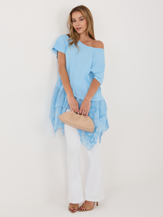 Világoskék pamut blúz fodorral és hímzéssel