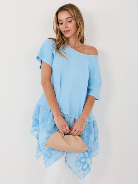 Világoskék pamut blúz fodorral és hímzéssel