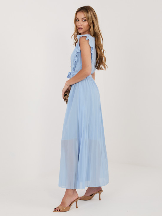 Világoskék színű bővülő fazonú midi ruha övvel