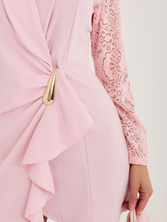 Világos rózsaszín elegáns mini ruha csipkével és fodorral