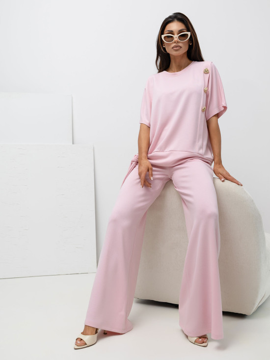 Világos rózsaszínű blúz és nadrág szett