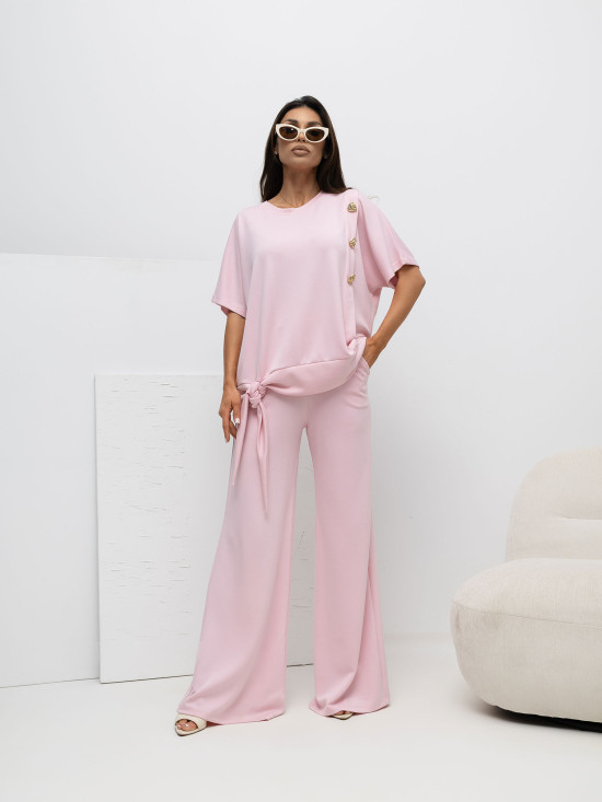 Világos rózsaszínű blúz és nadrág szett