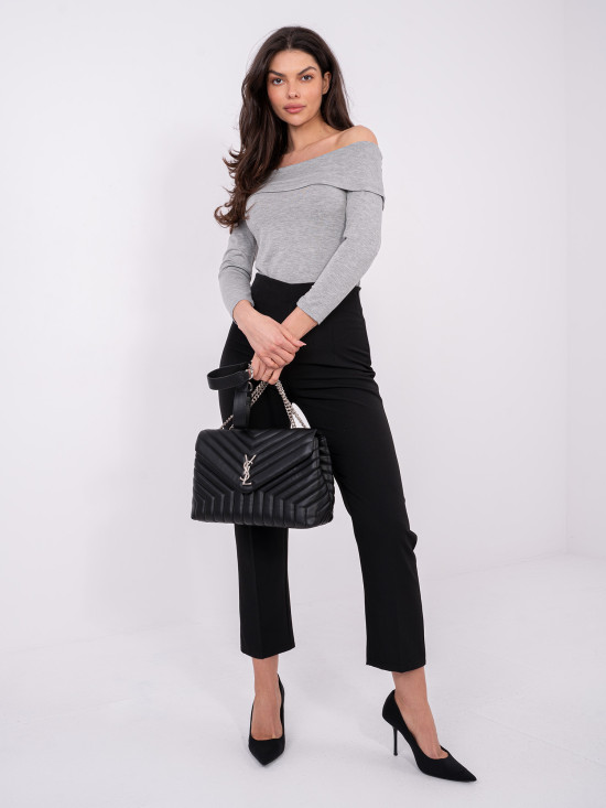 Szürke színű blúz nyitott vállrésszel és 3/4-es ujjakkal.