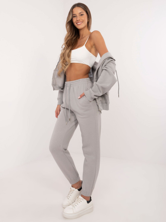 Világosszürke színű, magas derekú melegítőnadrág