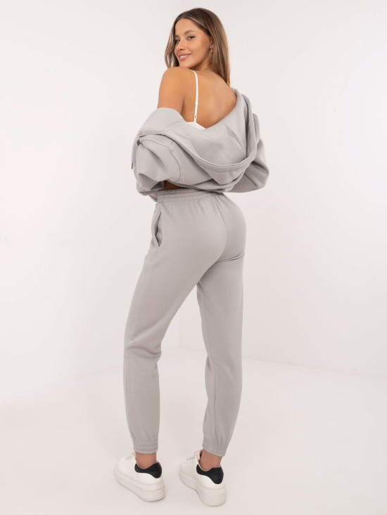 Világosszürke színű, magas derekú melegítőnadrág