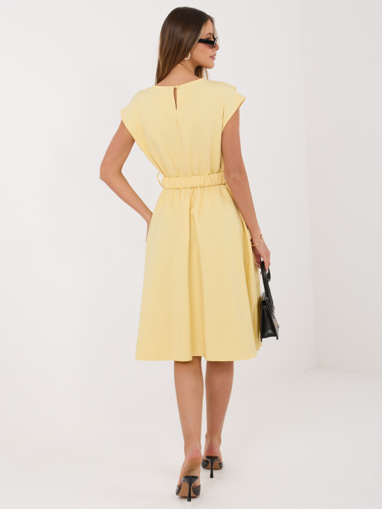 Sárga színű bővülő midi ruha övvel