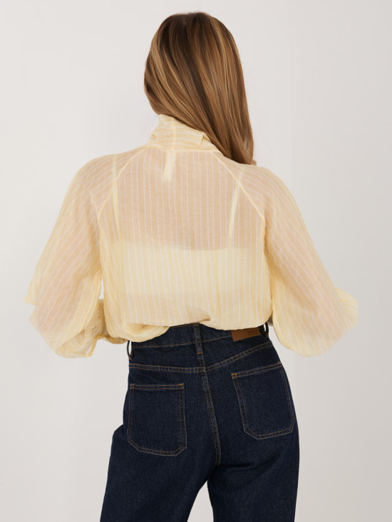 Sárga csíkos ing megkötéssel