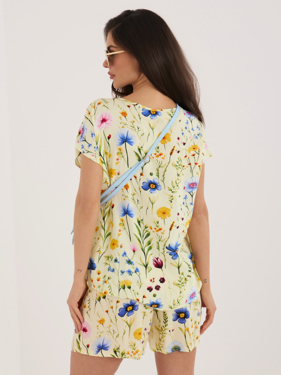 Sárga színű virágmintás rövidnadrág