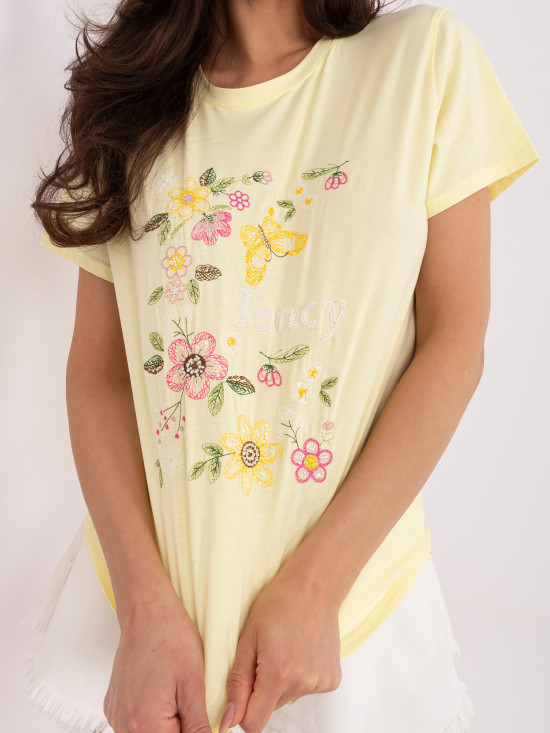 Sárga színű póló applikációval és hímzéssel