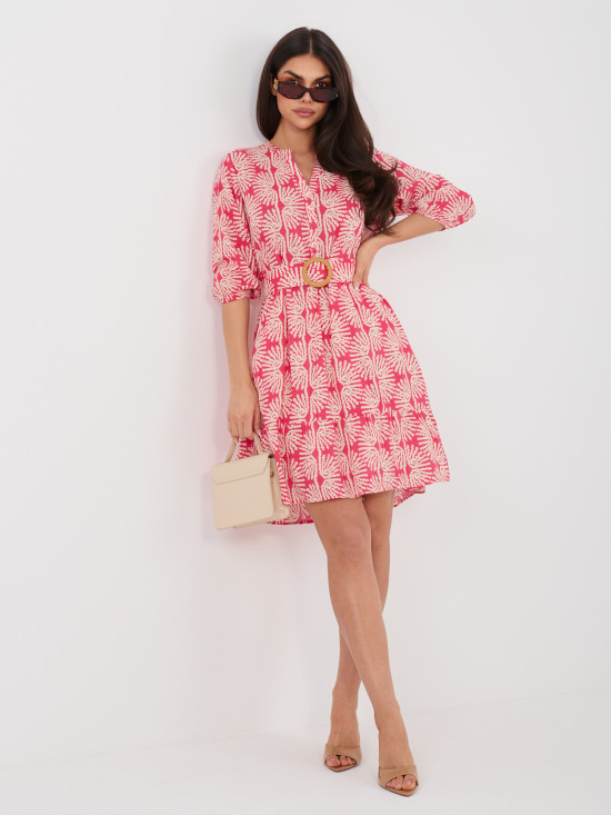 Korallszínű ruha övvel és fodorral