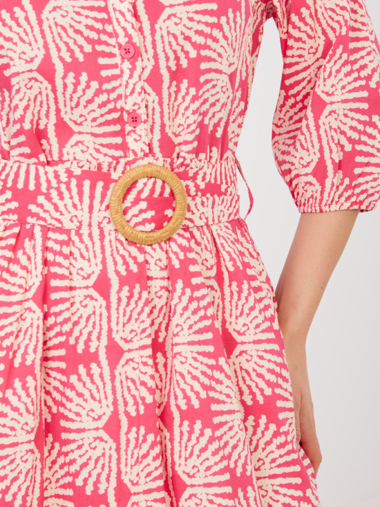 Korallszínű ruha övvel és fodorral