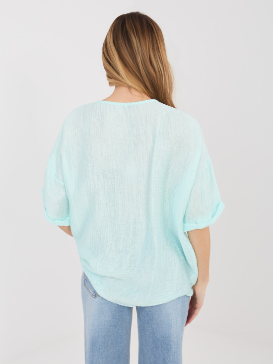 Mentaszínű blúz V-nyakkivágással és rövid ujjal