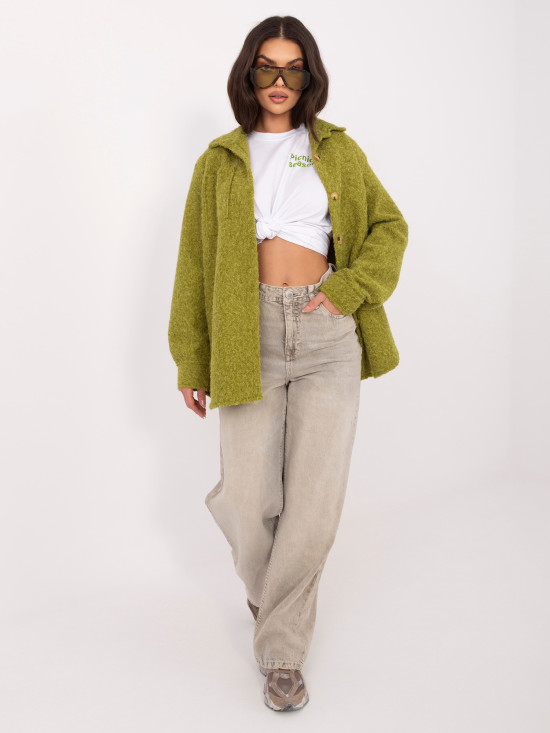 Olivazöld színű átmeneti dzseki gallérral és zsebekkel