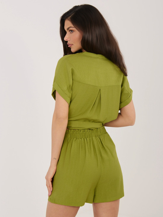 Női olívazöld színű rövidnadrág övvel