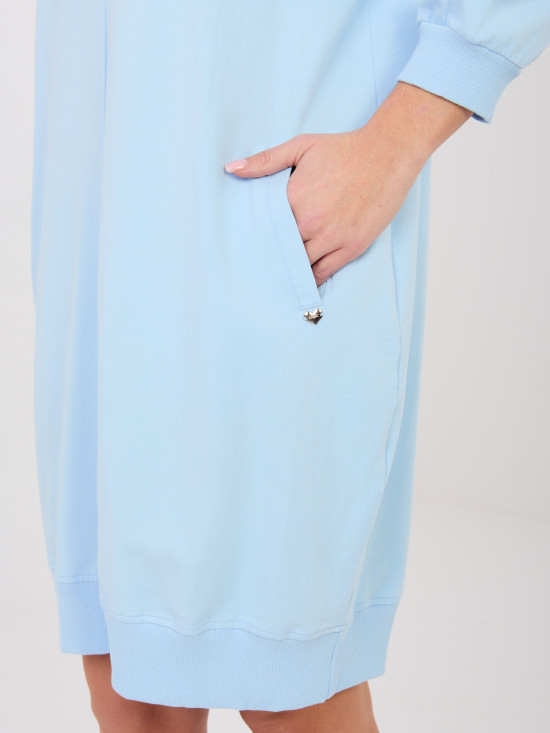 Világoskék színű pamut ruha 3/4-es ujjal és V-nyakkivágással