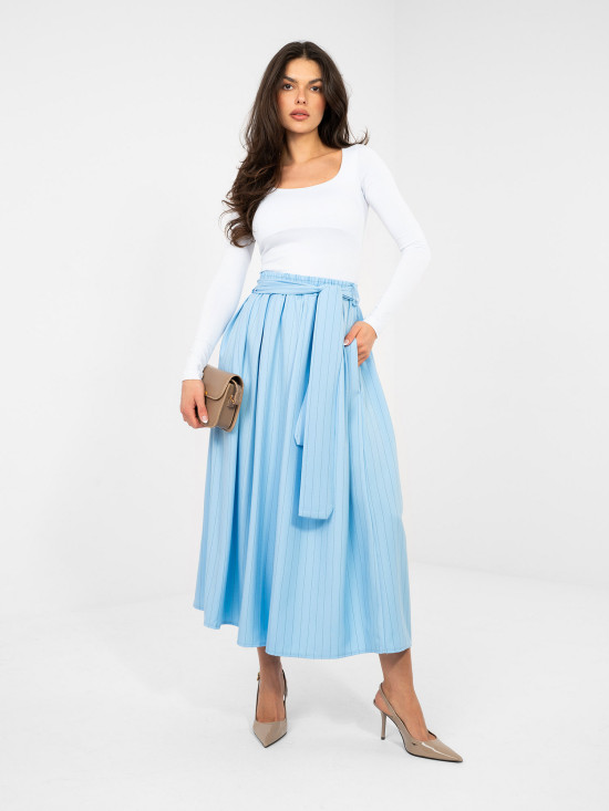 Elegáns világoskék színű midi szoknya csíkos mintával és övvel