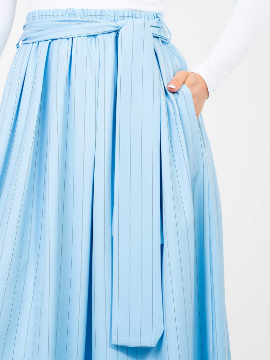 Elegáns világoskék színű midi szoknya csíkos mintával és övvel