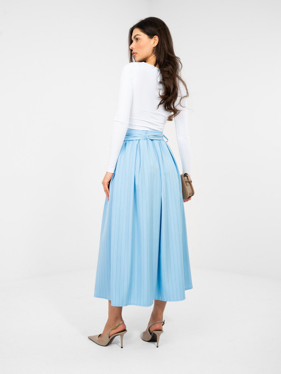 Elegáns világoskék színű midi szoknya csíkos mintával és övvel