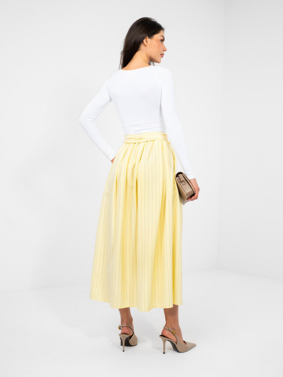 Sárga színű elegáns midi szoknya csíkos mintával és övvel
