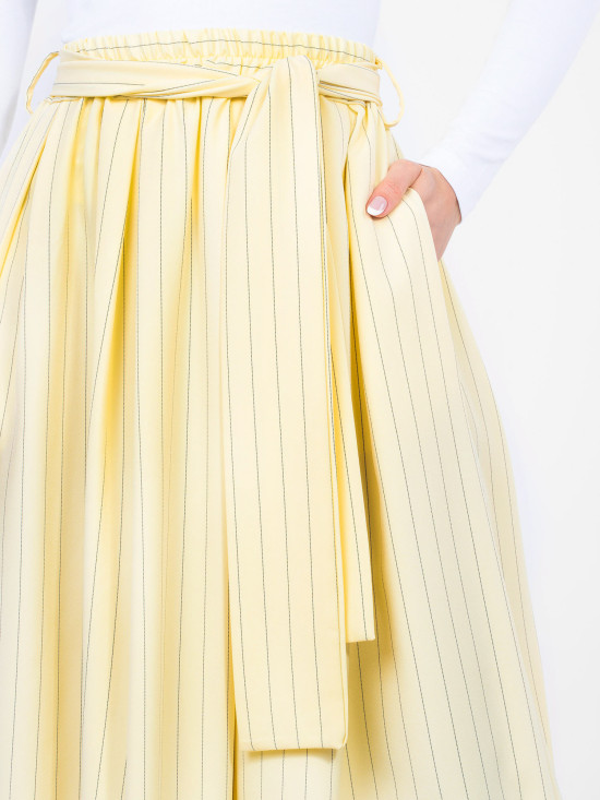 Sárga színű elegáns midi szoknya csíkos mintával és övvel