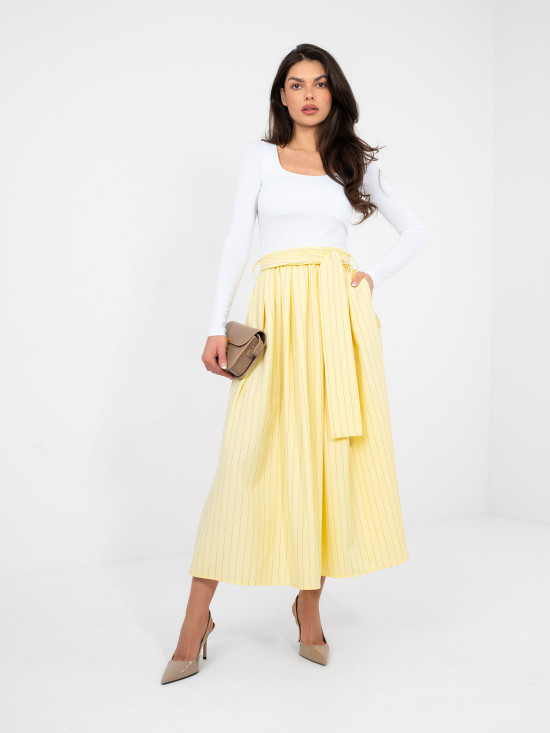 Sárga színű elegáns midi szoknya csíkos mintával és övvel