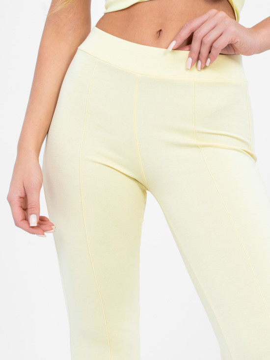 Sárga színű, bő szárú sportnadrág magas derékkal