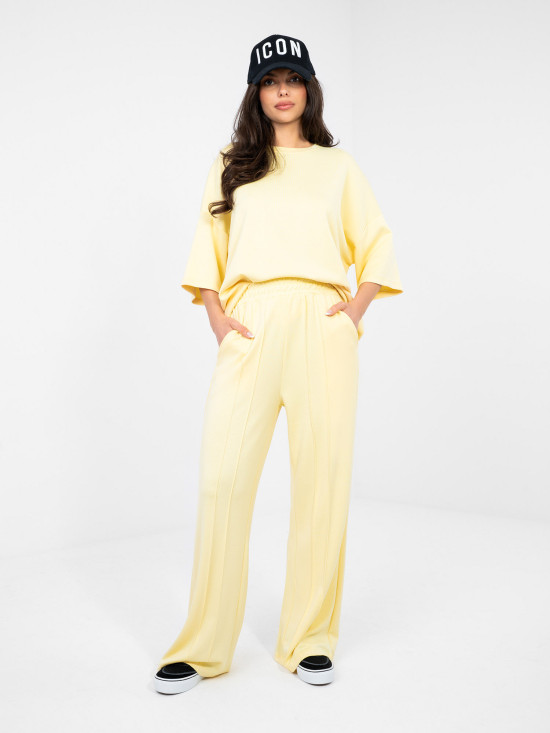 Sárga színű bő szárú melegítőnadrág