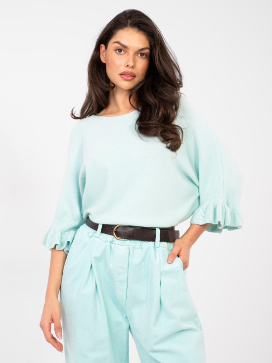 Elegáns világoskék színű pulóver 3/4-es ujjakkal és fodorral