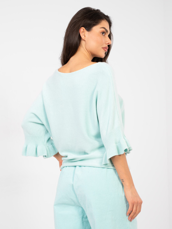 Elegáns világoskék színű pulóver 3/4-es ujjakkal és fodorral