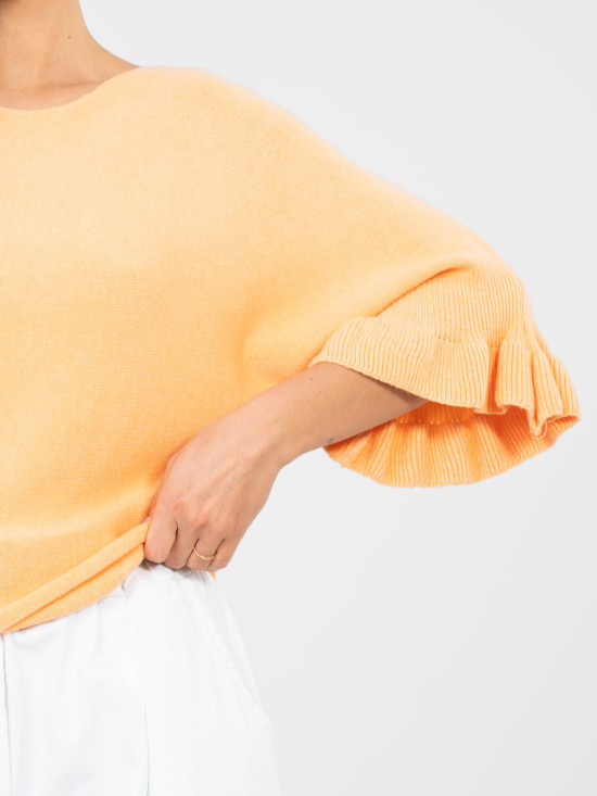 Elegáns narancssárga színű pulóver 3/4-es ujjakkal és fodorral