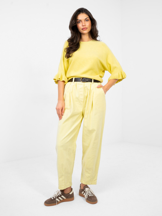 Elegáns sárga színű pulóver 3/4-es ujjakkal és fodorral