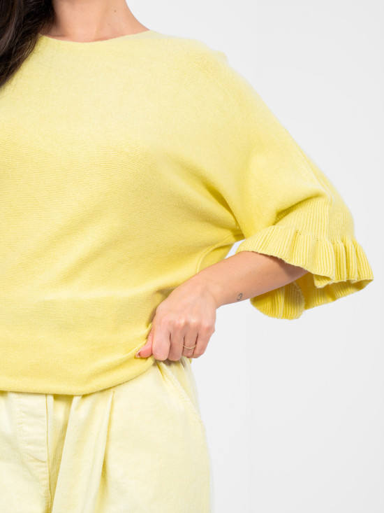 Elegáns sárga színű pulóver 3/4-es ujjakkal és fodorral