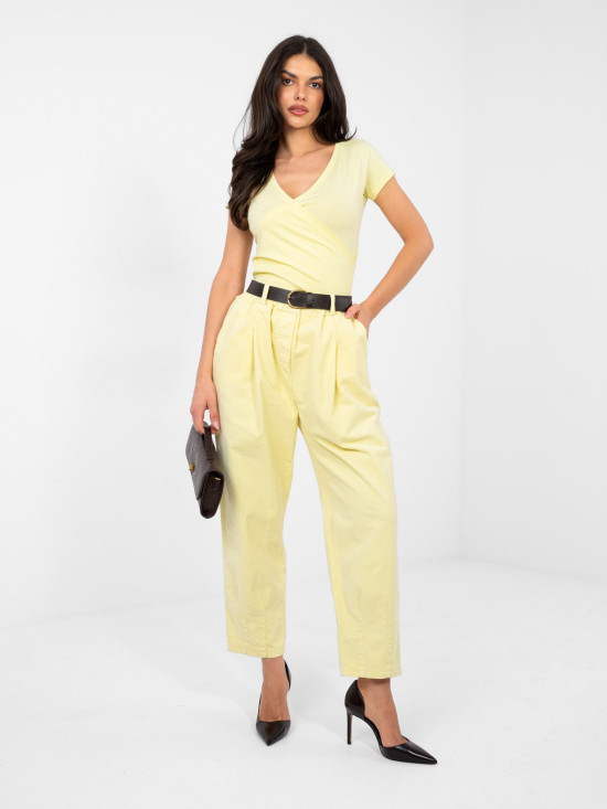 Világossárga színű pamut póló átlapolt dekoltázzsal