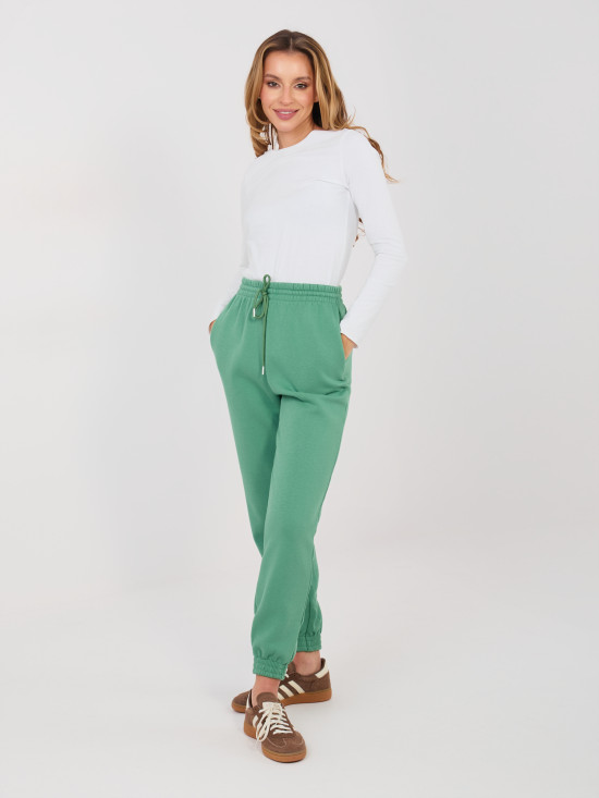 Pisztáciazöld színű melegítőnadrág magas derékkal