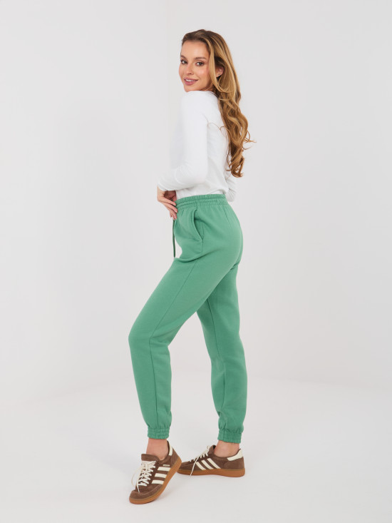 Pisztáciazöld színű melegítőnadrág magas derékkal