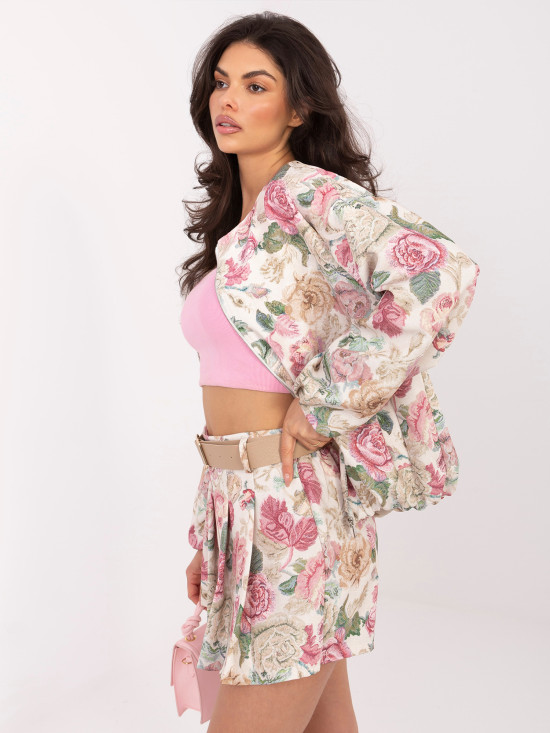 Bő szárrú rózsaszínű virágmintás rövidnadrág övvel